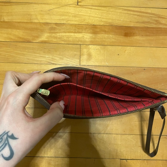 Louis Vuitton pouch - Picture 7 of 7